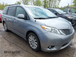 2013 Toyota Sienna XLE z VIN 5TDDK3DC8DS059592, wystawiony jako IAAI lot #42160121 z przebiegiem 131 547 mil mil oraz . Historia ofert i sprzedaży dostępna na DreamBid. Obrazek 1.