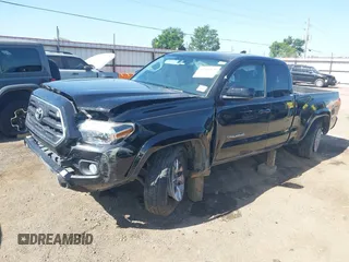 2017 Toyota Tacoma SR z VIN 5TFSX5EN4HX056886, wystawiony jako IAAI lot #42264479 z przebiegiem 97 895 mil mil oraz . Historia ofert i sprzedaży dostępna na DreamBid. Obrazek 2.