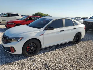 2024 Volkswagen Jetta GLI 40th Anniversary Edition z VIN 3VW8T7BU1RM004861, wystawiony jako Copart lot #61293754 z przebiegiem 11 429 mil mil oraz Tytuł czysty. Historia ofert i sprzedaży dostępna na DreamBid. Obrazek 1.