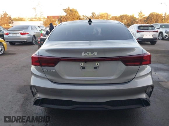 2023 Kia Forte LXS z VIN 3KPF24AD5PE606683, wystawiony jako IAAI lot #41216622 z przebiegiem 38 827 mil mil oraz . Historia ofert i sprzedaży dostępna na DreamBid. Obrazek 16.