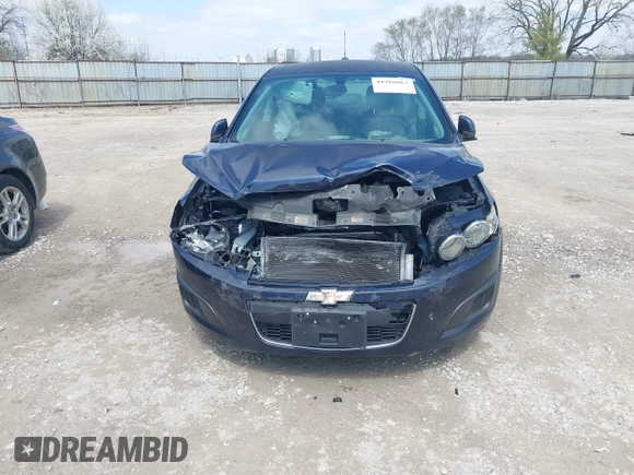 2016 Chevrolet Sonic LT z VIN 1G1JC5SB3G4101181, wystawiony jako IAAI lot #41910663 z przebiegiem 98 018 mil mil oraz . Historia ofert i sprzedaży dostępna na DreamBid. Obrazek 6.