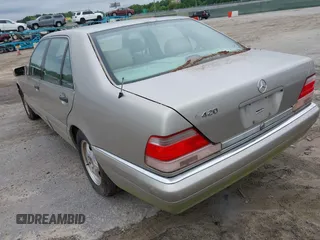 1999 Mercedes-Benz S 320/430/500 z VIN WDBGA43G3XA425985, wystawiony jako IAAI lot #42376647 z przebiegiem 217 736 mil mil oraz . Historia ofert i sprzedaży dostępna na DreamBid. Obrazek 3.