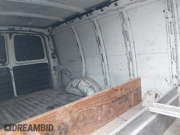 2014 Chevrolet Express Cargo z VIN 1GCWGGBA8E1122630, wystawiony jako IAAI lot #42695749 z przebiegiem 208 291 mil mil oraz . Historia ofert i sprzedaży dostępna na DreamBid. Obrazek 8.