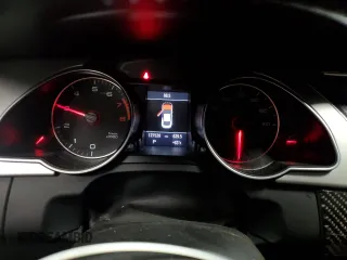 2012 Audi A5 Premium Plus z VIN WAULFAFR6CA033295, wystawiony jako Copart lot #59614995 z przebiegiem 127 528 mil mil oraz Nie do naprawy • Non repairable. Historia ofert i sprzedaży dostępna na DreamBid. Obrazek 9.