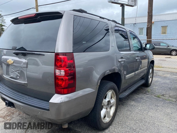 2007 Chevrolet Tahoe LTZ z VIN 1GNFK13007R118200, wystawiony jako Copart lot #61613185 z przebiegiem 137 294 mil mil oraz Czysty tytuł • Clean title. Historia ofert i sprzedaży dostępna na DreamBid. Obrazek 4.