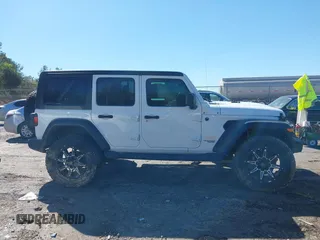 2020 Jeep Wrangler Unlimited Sport S z VIN 1C4HJXDN5LW204468, wystawiony jako IAAI lot #41855289 z przebiegiem 62 610 mil mil oraz . Historia ofert i sprzedaży dostępna na DreamBid. Obrazek 14.