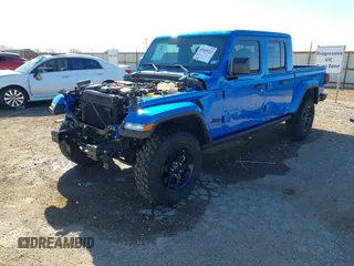 2024 Jeep Gladiator Willys z VIN 1C6HJTAG0RL123040, wystawiony jako IAAI lot #41849222 z przebiegiem 14 989 mil mil oraz . Historia ofert i sprzedaży dostępna na DreamBid. Obrazek 2.
