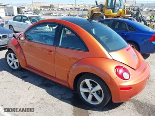 2010 Volkswagen New Beetle Coupe with VIN 3VWRG3AG1AM021001, listed as a IAAI auction lot 40549600 with 1 mi miles. Bid and sale history available at carsss.com. Image 3.