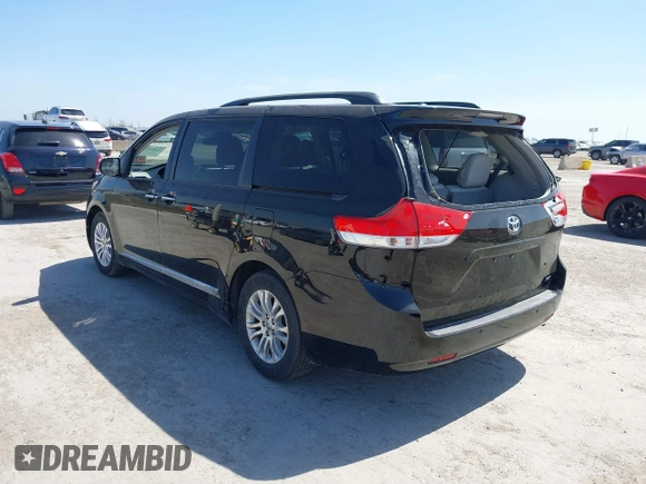 2013 Toyota Sienna XLE AAS z VIN 5TDYK3DC6DS340954, wystawiony jako IAAI lot #41883676 z przebiegiem 190 812 mil mil oraz . Historia ofert i sprzedaży dostępna na DreamBid. Obrazek 3.
