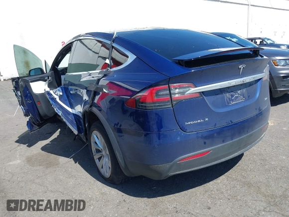 2017 Tesla Model X 90D z VIN 5YJXCDE23HF077126, wystawiony jako IAAI lot #42035067 z przebiegiem Nie podano mil oraz . Historia ofert i sprzedaży dostępna na DreamBid. Obrazek 3.