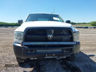 2017 Ram 2500 Tradesman z VIN 3C6UR5CLXHG620105, wystawiony jako IAAI lot #42496482 z przebiegiem 89 150 mil mil oraz . Historia ofert i sprzedaży dostępna na DreamBid. Obrazek 13.