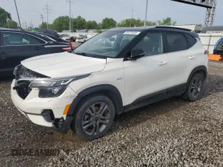 2022 Kia Seltos S z VIN KNDEUCAAXN7296906, wystawiony jako Copart lot #55474555 z przebiegiem 41 059 mil mil oraz Szkody całkowita. Historia ofert i sprzedaży dostępna na DreamBid. Obrazek 1.