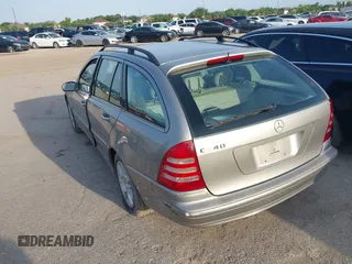 2005 Mercedes-Benz C 240 z VIN WDBRH61J65F567374, wystawiony jako IAAI lot #42477782 z przebiegiem 137 828 mil mil oraz . Historia ofert i sprzedaży dostępna na DreamBid. Obrazek 3.