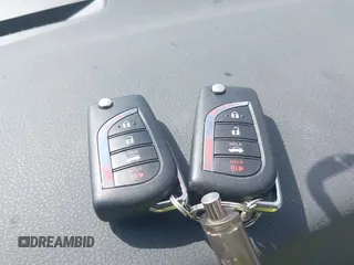 2024 Toyota Camry SE z VIN 4T1G11AK8RU901040, wystawiony jako IAAI lot #41977610 z przebiegiem 12 694 mil mil oraz . Historia ofert i sprzedaży dostępna na DreamBid. Obrazek 11.