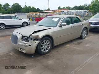 2007 Chrysler 300 C z VIN 2C3LA63HX7H640189, wystawiony jako IAAI lot #42316626 z przebiegiem 61 152 mil mil oraz . Historia ofert i sprzedaży dostępna na DreamBid. Obrazek 2.