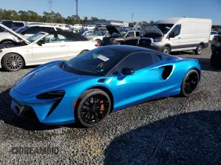 2023 McLaren Artura z VIN SBM16AEA2PW001739, wystawiony jako Copart lot #81910384 z przebiegiem 3871 mil mil oraz Szkody całkowita. Historia ofert i sprzedaży dostępna na DreamBid. Obrazek 1.