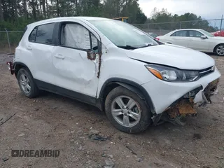 2020 Chevrolet Trax LS z VIN KL7CJKSB7LB318093, wystawiony jako IAAI lot #41271097 z przebiegiem 80 490 mil mil oraz . Historia ofert i sprzedaży dostępna na DreamBid. Obrazek 1.