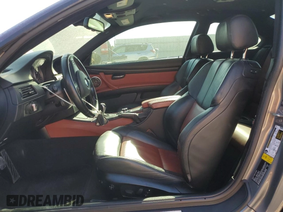 2012 BMW M3 z VIN WBSKG9C56CE798486, wystawiony jako Copart lot #49695915 z przebiegiem 81 637 mil mil oraz Szkoda całkowita • Salvage title. Historia ofert i sprzedaży dostępna na DreamBid. Obrazek 7.