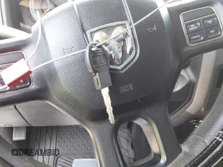 2013 Ram 1500 Express z VIN 1C6RR6KT3DS724256, wystawiony jako IAAI lot #42031944 z przebiegiem 175 645 mil mil oraz . Historia ofert i sprzedaży dostępna na DreamBid. Obrazek 11.