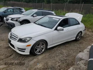 2013 Mercedes-Benz C 300 Sport z VIN WDDGF8AB2DR248141, wystawiony jako Copart lot #57864995 z przebiegiem 80 975 mil mil oraz Szkoda całkowita • Salvage title. Historia ofert i sprzedaży dostępna na DreamBid. Obrazek 1.