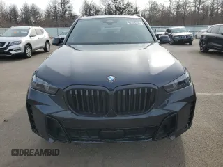 2024 BMW X5 xDrive40i z VIN 5UX23EU09R9S17979, wystawiony jako Copart lot #48359735 z przebiegiem 12 564 mil mil oraz Szkody całkowita. Historia ofert i sprzedaży dostępna na DreamBid. Obrazek 5.