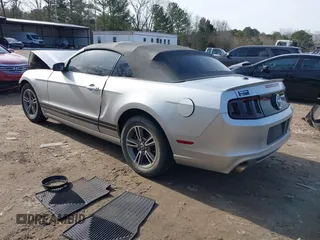 2013 Ford Mustang V6 z VIN 1ZVBP8EM9D5236439, wystawiony jako IAAI lot #41332666 z przebiegiem 156 371 mil mil oraz . Historia ofert i sprzedaży dostępna na DreamBid. Obrazek 3.