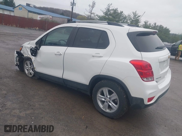 2022 Chevrolet Trax LT with VIN KL7CJPSM8NB563745, listed as a IAAI auction lot 41951023 with 8,445 mi miles. Bid and sale history available at carsss.com. Image 3.