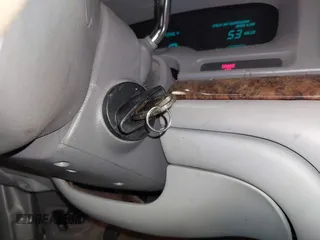 1997 Lincoln Town Car Executive z VIN 1LNLM81W0VY733723, wystawiony jako IAAI lot #41569359 z przebiegiem 104 356 mil mil oraz . Historia ofert i sprzedaży dostępna na DreamBid. Obrazek 11.