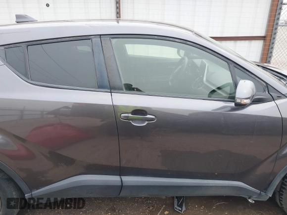 2020 Toyota C-HR LE z VIN JTNKHMBX0L1073916, wystawiony jako IAAI lot #41720784 z przebiegiem 96 730 mil mil oraz . Historia ofert i sprzedaży dostępna na DreamBid. Obrazek 13.