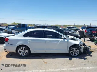 2015 Volkswagen Jetta SE z VIN 3VWD07AJ5FM346565, wystawiony jako IAAI lot #42104880 z przebiegiem 93 491 mil mil oraz . Historia ofert i sprzedaży dostępna na DreamBid. Obrazek 13.