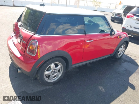 2009 MINI Hardtop z VIN WMWMF33529TW79643, wystawiony jako IAAI lot #42193593 z przebiegiem 129 321 mil mil oraz . Historia ofert i sprzedaży dostępna na DreamBid. Obrazek 4.