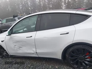 2023 Tesla Model Y Performance z VIN 7SAYGDEF2PF917295, wystawiony jako IAAI lot #41260852 z przebiegiem 23 295 mil mil oraz . Historia ofert i sprzedaży dostępna na DreamBid. Obrazek 14.