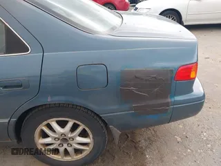 2000 Toyota Camry LE z VIN 4T1BF28K7YU940644, wystawiony jako IAAI lot #42376062 z przebiegiem 163 619 mil mil oraz . Historia ofert i sprzedaży dostępna na DreamBid. Obrazek 6.