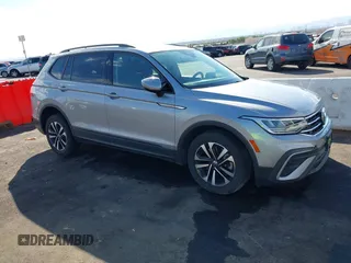 2022 Volkswagen Tiguan S z VIN 3VV1B7AX4NM045256, wystawiony jako IAAI lot #40523651 z przebiegiem 65 615 mil mil oraz . Historia ofert i sprzedaży dostępna na DreamBid. Obrazek 1.