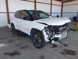 2024 Jeep Compass Limited z VIN 3C4NJDCN6RT597494, wystawiony jako IAAI lot #42538077 z przebiegiem 31 033 mil mil oraz . Historia ofert i sprzedaży dostępna na DreamBid. Obrazek 1.