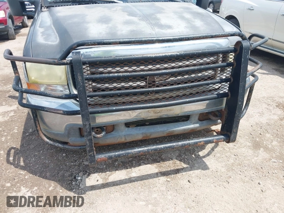 2003 Ford F-250 XL z VIN 1FTNW20L83EB89353, wystawiony jako IAAI lot #42127178 z przebiegiem 257 245 mil mil oraz . Historia ofert i sprzedaży dostępna na DreamBid. Obrazek 6.