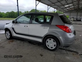 2008 Nissan Versa S z VIN 3N1BC13EX8L444176, wystawiony jako Copart lot #55516445 z przebiegiem 135 005 mil mil oraz Szkoda całkowita • Salvage title. Historia ofert i sprzedaży dostępna na DreamBid. Obrazek 2.