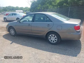 2005 Toyota Camry LE z VIN 4T1BE30K85U532198, wystawiony jako IAAI lot #42409116 z przebiegiem 195 153 mil mil oraz . Historia ofert i sprzedaży dostępna na DreamBid. Obrazek 3.