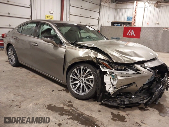 2021 Lexus ES 250 z VIN 58AD11D11MU007968, wystawiony jako IAAI lot #41968246 z przebiegiem 11 522 mil mil oraz . Historia ofert i sprzedaży dostępna na DreamBid. Obrazek 1.