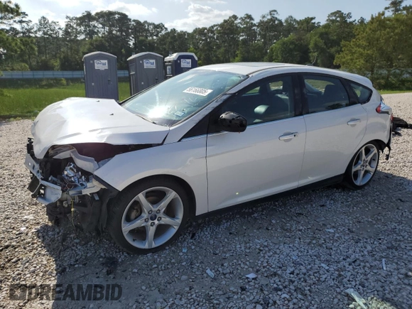 2014 Ford Focus Titanium z VIN 1FADP3N27EL161613, wystawiony jako Copart lot #56166805 z przebiegiem 140 336 mil mil oraz Szkoda całkowita • Salvage title. Historia ofert i sprzedaży dostępna na DreamBid. Obrazek 1.