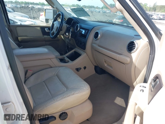 2003 Ford Expedition Special Service with VIN 1FMFU16L63LA30060, listed as a IAAI auction lot 42080566 with 178,757 mi miles. Bid and sale history available at carsss.com. Image 5.
