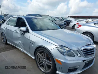 2011 Mercedes-Benz E 63 AMG z VIN WDDHF7HB8BA356599, wystawiony jako IAAI lot #42674553 z przebiegiem 73 500 mil mil oraz . Historia ofert i sprzedaży dostępna na DreamBid. Obrazek 1.