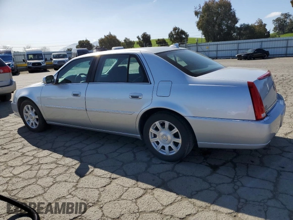 2010 Cadillac DTS 1SA z VIN 1G6KA5EY4AU126988, wystawiony jako Copart lot #49551415 z przebiegiem 114 768 mil mil oraz Czysty tytuł • Clean title. Historia ofert i sprzedaży dostępna na DreamBid. Obrazek 2.