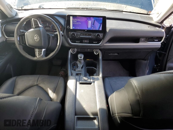 2024 Toyota Highlander XLE z VIN 5TDAAAB57RS013905, wystawiony jako Copart lot #48954735 z przebiegiem 9 006 mil mil oraz Szkoda całkowita • Salvage title. Historia ofert i sprzedaży dostępna na DreamBid. Obrazek 8.