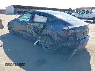 2022 Tesla Model 3 Long Range z VIN 5YJ3E1EB2NF251772, wystawiony jako IAAI lot #41773684 z przebiegiem 28 500 mil mil oraz . Historia ofert i sprzedaży dostępna na DreamBid. Obrazek 3.