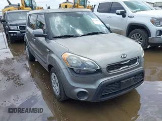 2013 Kia Soul with VIN KNDJT2A51D7622685, listed as a IAAI auction lot 42114664 with 96,453 mi miles. Bid and sale history available at carsss.com. Image 1.