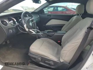 2013 Ford Mustang V6 с VIN 1ZVBP8AMXD5227772, выставлен на аукционе Copart как лот 63335095 с пробегом 145 764 миль миль и Чистый • Clean title. История ставок и продаж доступна на DreamBid. Изображение 7.