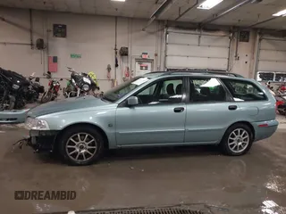 2003 Volvo V40 z VIN YV1VW27543F984041, wystawiony jako IAAI lot #41052585 z przebiegiem 193 165 mil mil oraz . Historia ofert i sprzedaży dostępna na DreamBid. Obrazek 15.