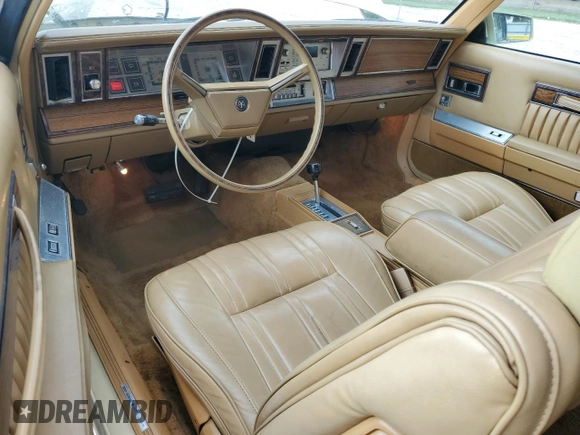 1982 Chrysler LeBaron z VIN 1C3BC45B6CG185348, wystawiony jako Copart lot #47381185 z przebiegiem 69 381 mil mil oraz Tytuł czysty. Historia ofert i sprzedaży dostępna na DreamBid. Obrazek 8.