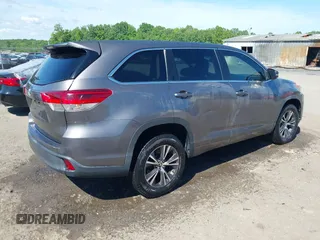 2018 Toyota Highlander LE z VIN 5TDZARFH8JS033994, wystawiony jako IAAI lot #42245699 z przebiegiem 140 608 mil mil oraz . Historia ofert i sprzedaży dostępna na DreamBid. Obrazek 4.